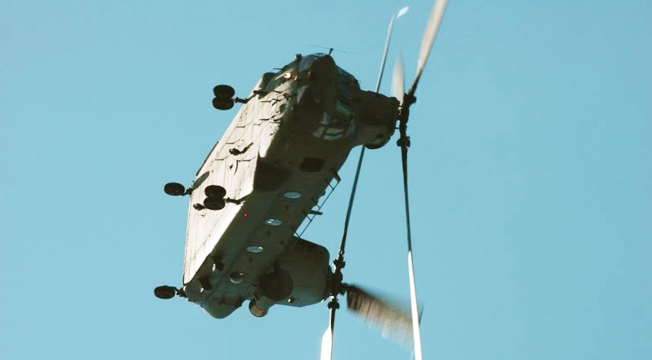 This Chinook Pilot Is CRAZY Flying Like That! - World War Wings