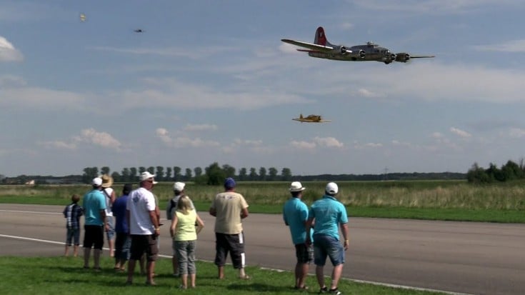 19 ft. B-17 Flying Fortress Flying Together With 6 Other Warbirds | World War Wings Videos