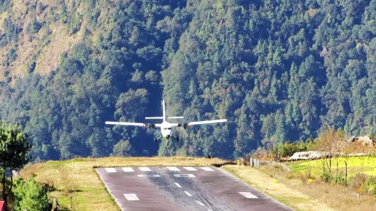 Landing The Most Dangerous Runway In The World | World War Wings Videos