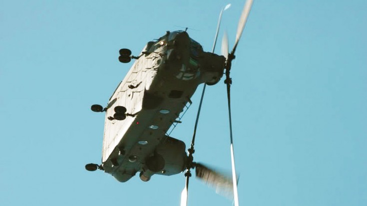 This Chinook Pilot Is CRAZY Flying Like That! | World War Wings Videos