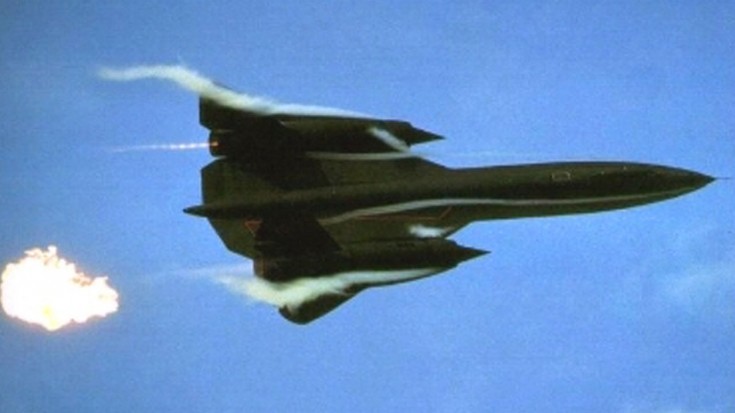 Skeleton Rattling SR-71 Low Flyby With Afterburners | World War Wings Videos