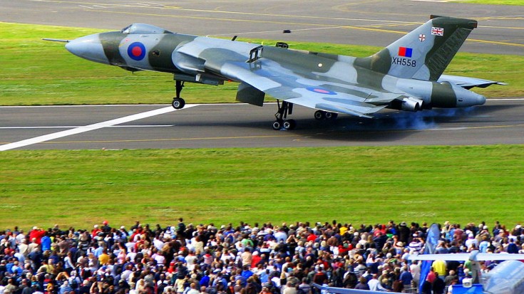 This Vulcan Flight Brought Everyone To Tears | World War Wings Videos
