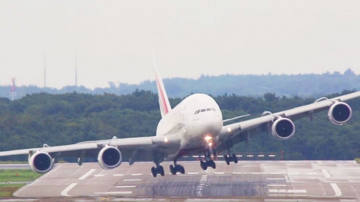 Crosswinds Cause The SCARIEST Landing Ever Recorded | World War Wings Videos