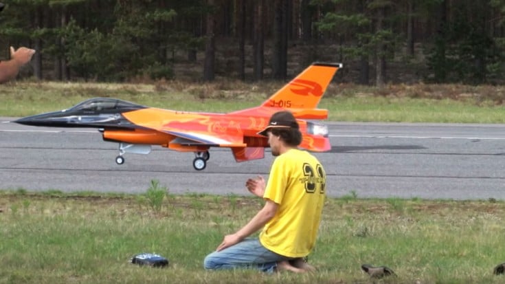 That’s NOT How You Land A 15,000 Dollar F-16 RC | World War Wings Videos