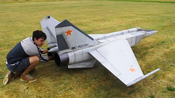 Young Kid Gets Super Nervous Landing World’s Biggest RC MiG 25 | World War Wings Videos