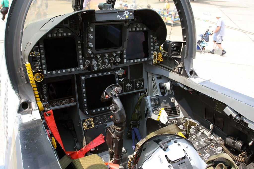 f18-cockpit