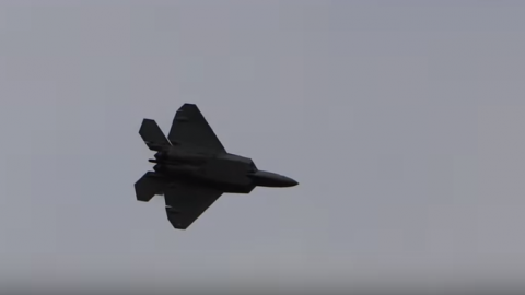 F-22 Raptor UNBELIEVABLE Takeoff – How’d He Do That? | World War Wings Videos