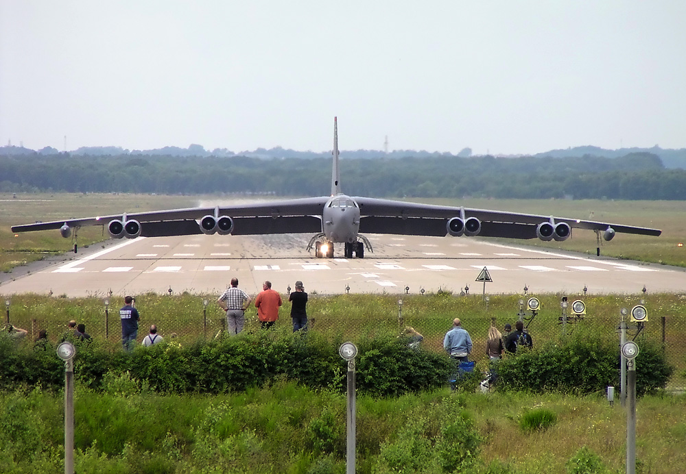 B-52 Makes High Crosswind Landing, But Not Like You'd Expect - World War  Wings