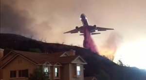 Low Flying Plane Speeding Towards Burning Neighborhood – The Overwhelming Footage