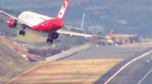 Most Gut Wrenching Landing Ever Recorded-Crazy Crosswinds