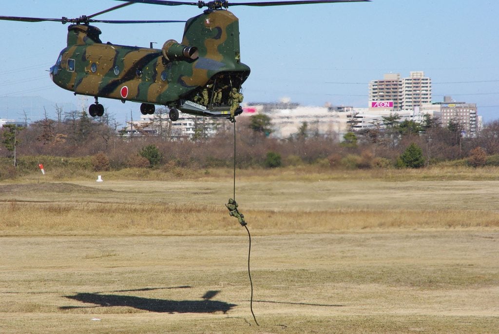 jgsdf_1st_airborne_brigade_-_fast_rope_20090111narashino