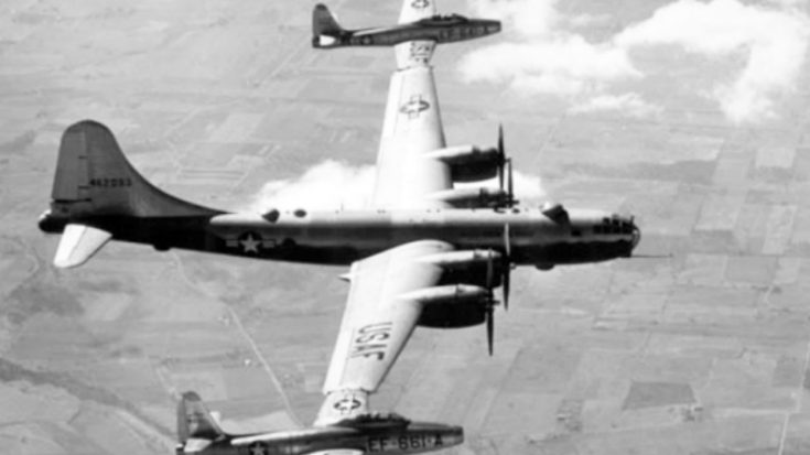 Jets Attached To Bomber’s Wings For A Reason | World War Wings Videos