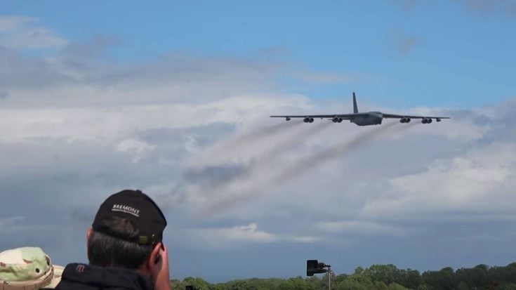 Guy Records Two Of The Most Fantastic, SCREAMING B-52 Flybys-Nothing But Chills | World War Wings Videos