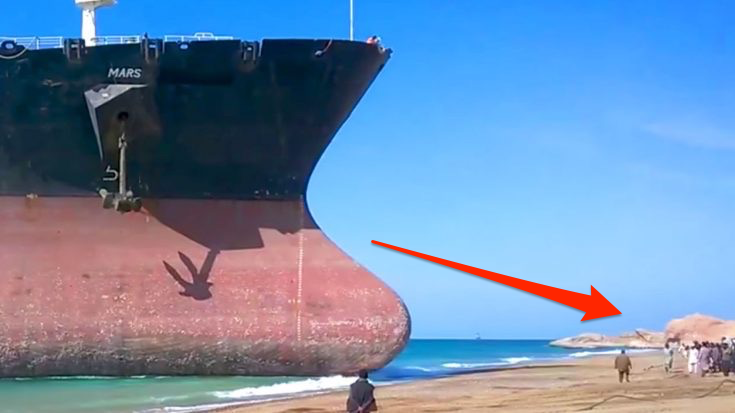 Gigantic Ship Crashes Into Crowded Beach At Full Speed – Keep Your Eyes On The Impact! | World War Wings Videos