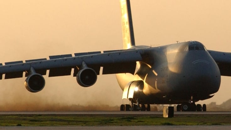 Gigantic C-5 Ends Up On Short Field, Now Has To Take Off | World War Wings Videos