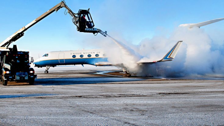 Polar Blast Freezes Thousands Of Flights Around U.S. And It’s Not Because Of The Planes | World War Wings Videos