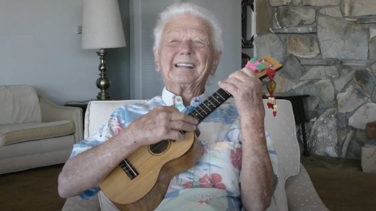 WWII Veteran Plays “God Bless America” On Ukulele | World War Wings Videos