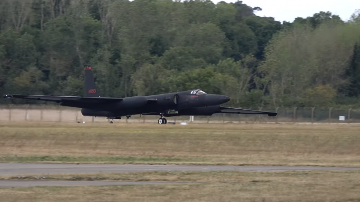 U2 spy plane bounces off runway, pilot aborts landing | World War Wings Videos