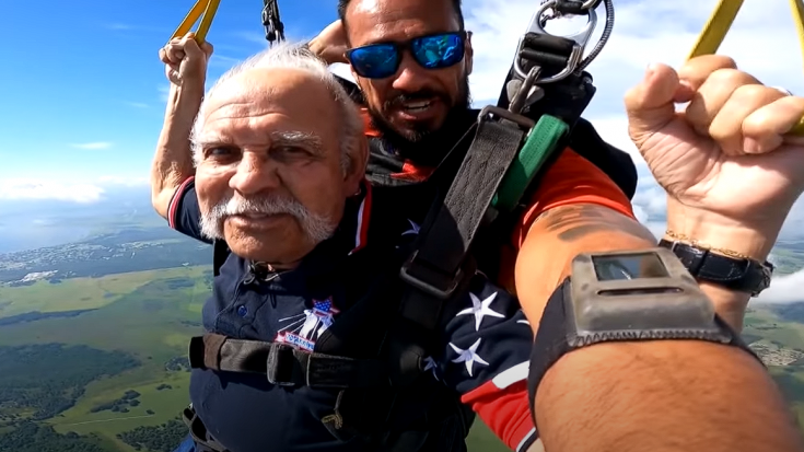 95-year-old WWII veteran completes 50th skydive | World War Wings Videos