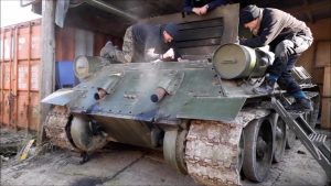 WW2 T-34 Tank Engine Cold Start-Up Barn Fin