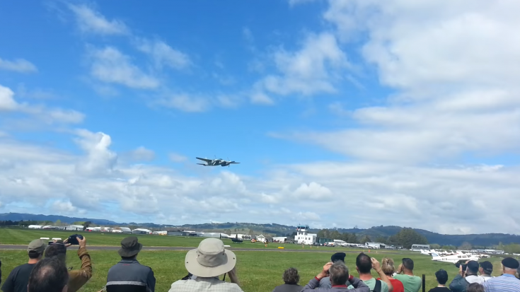 De Havilland Mosquito high speed low pass | World War Wings Videos