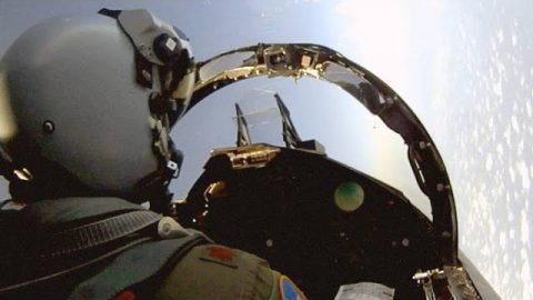 Intense Dogfight Between US Pilot and Iraqi MiG | World War Wings Videos