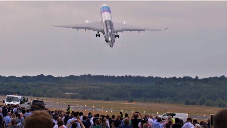 A350 vs 777X – Farnborough Airshow 2022 flying display | World War Wings Videos