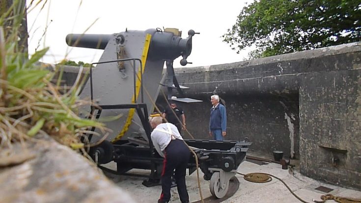 Firing the Moncrieff Disappearing Gun at Crownhill Fort | World War Wings Videos