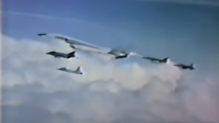 XB-70 Valkyrie Mid-air Collision | World War Wings Videos