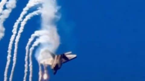 F-22 Pulls Off Insane Maneuver With Flares | World War Wings Videos