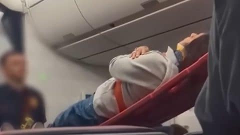 11 Passengers Sent To Hospital After Delta Flight Encounters Severe Turbulence | World War Wings Videos