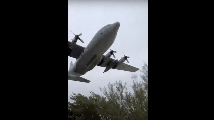 C-130 Flies Impressively Low Over Argentinian Crowd | World War Wings Videos