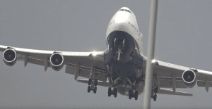 Epic Pilot Skills! 747 Battles Strong Crosswind on Takeoff Run