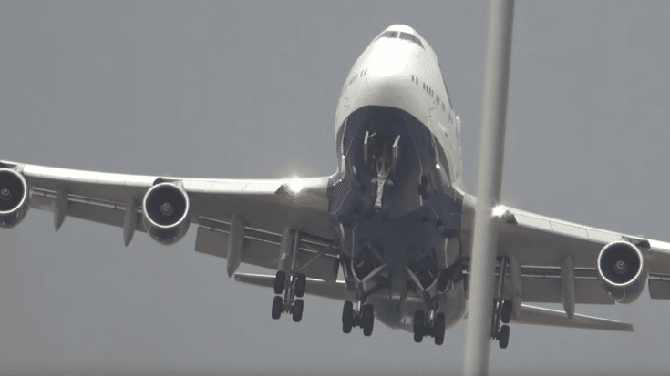 Epic Pilot Skills! 747 Battles Strong Crosswind on Takeoff Run | World War Wings Videos