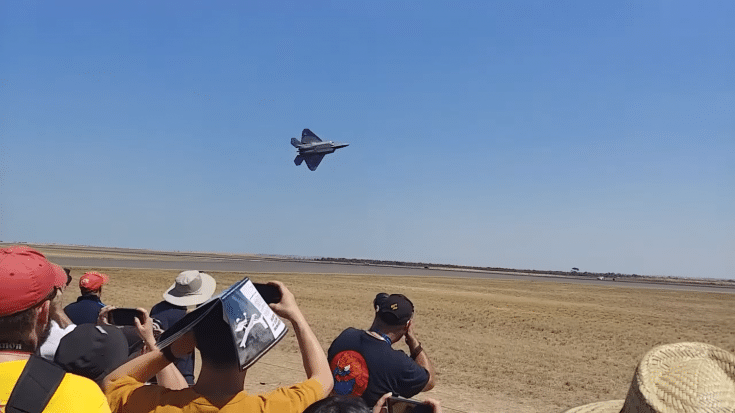 F-22 Performs Hard 90-Degree Turn With Afterburners | World War Wings Videos
