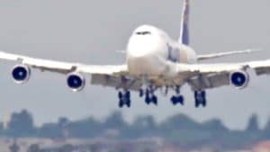 747 Lands With Exploded Tire