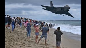 F-22 Raptor Falling Leaf Maneuver @ Huntington Beach
