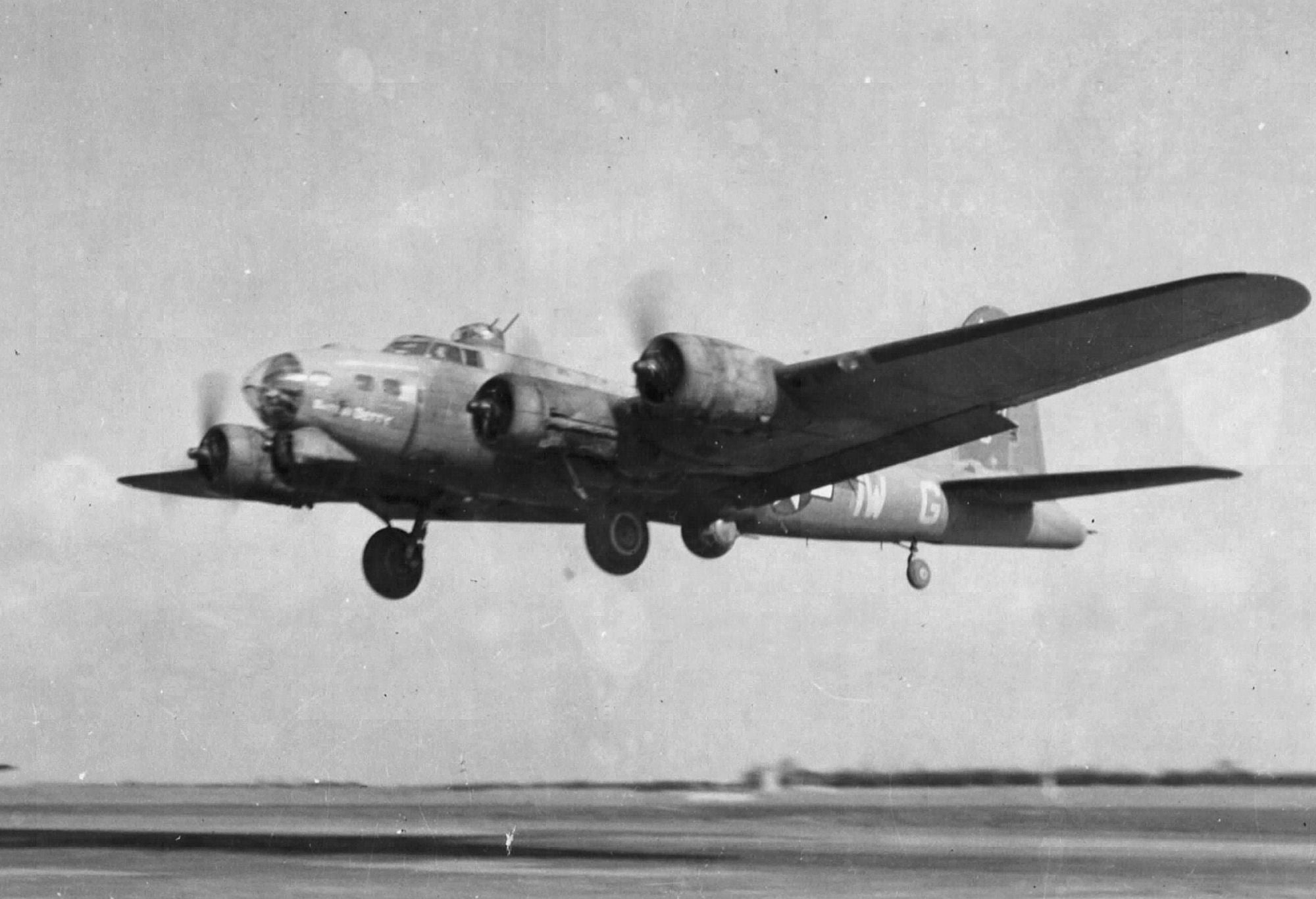 How a Simple Mirror System on the B-17 Gave Tail Gunners a Deadly Edge ...